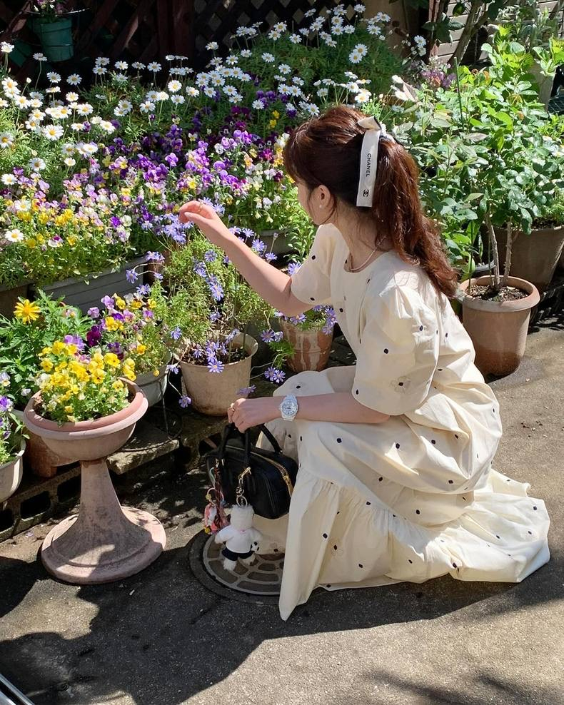 South Korea 2025 summer French age-reducing round neck embroidered flowers with straps waist-hugging and slimming short-sleeved polka dot dress