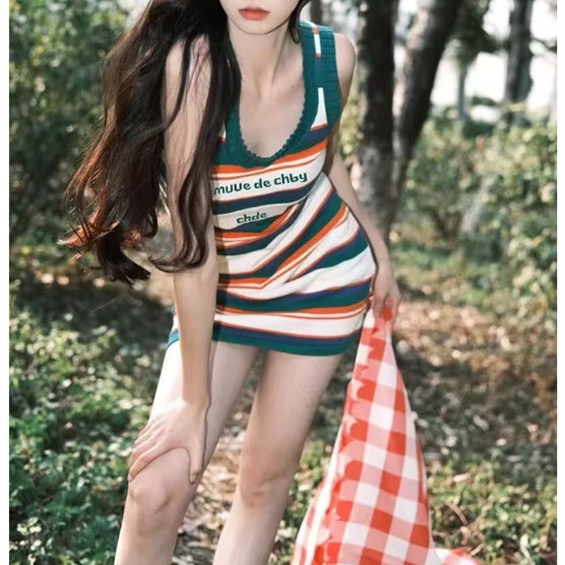 Non-real shot, high-end contrasting striped knitted dress, slim and casual and versatile vest skirt