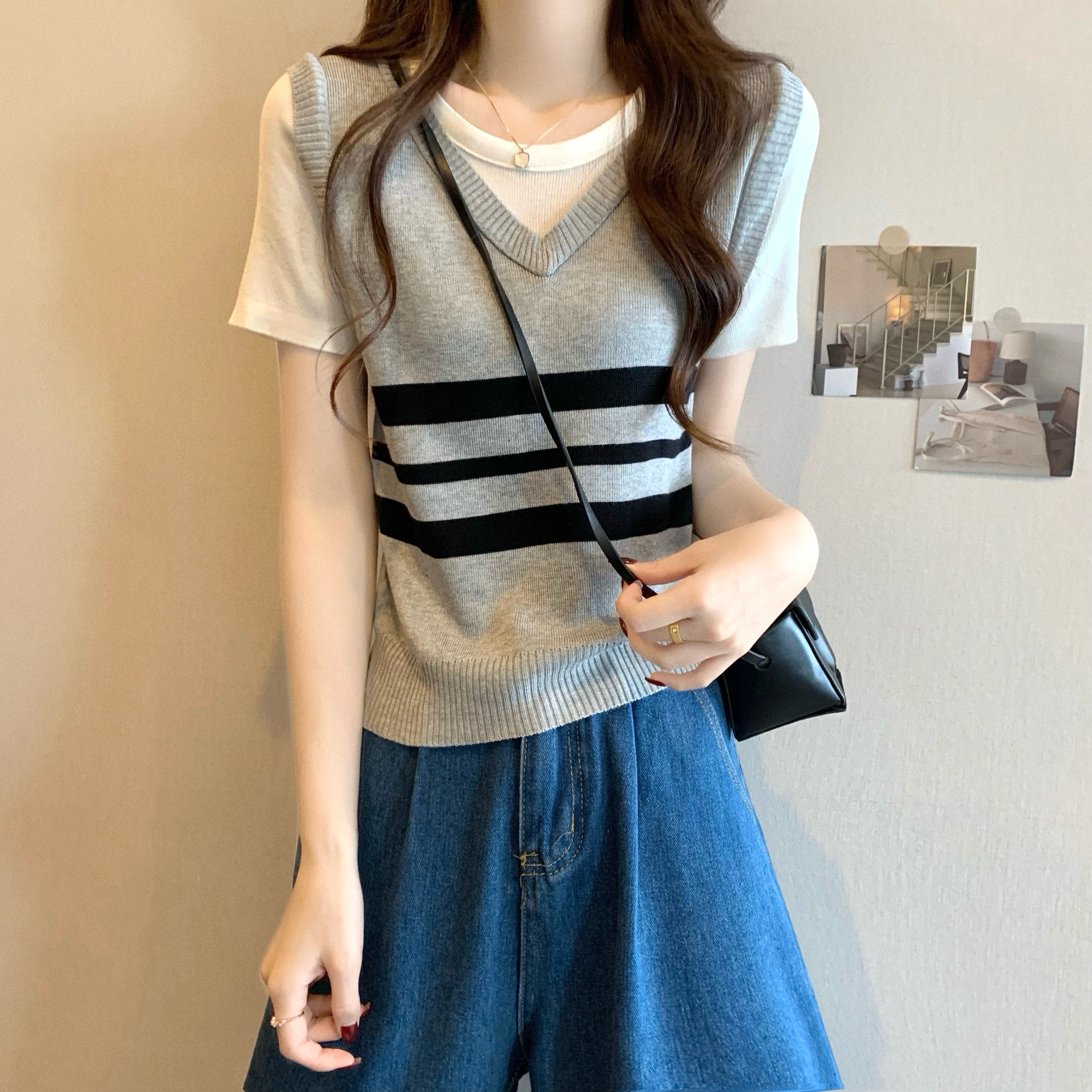 Real shot of the new Korean style design fake two-piece contrasting ice silk short-sleeved knitted sweater