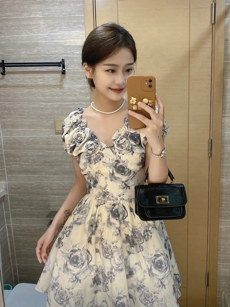 Korean ink-soft three-dimensional flower V-neck dress for women 2025 summer niche temperament short skirt