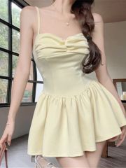 2025年夏季顯白穿搭吊帶連衣裙黃色連衣裙辣妹穿搭純欲短裙女