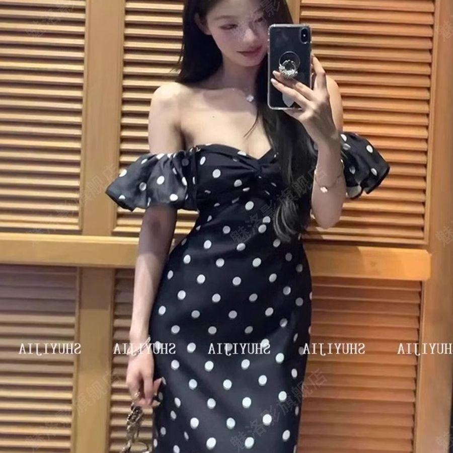 法式復古一字肩波點連衣裙女夏季辣妹氣質收腰修身顯瘦包臀長裙子