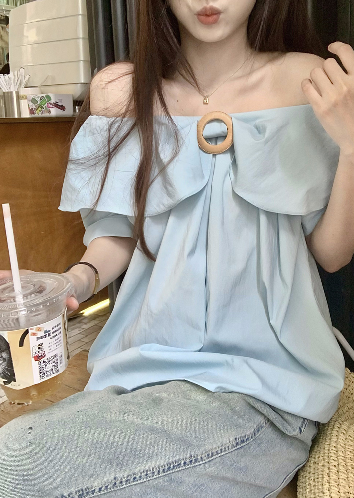 Real shot, one-shoulder Korean style, gentle blue off-shoulder top shirt