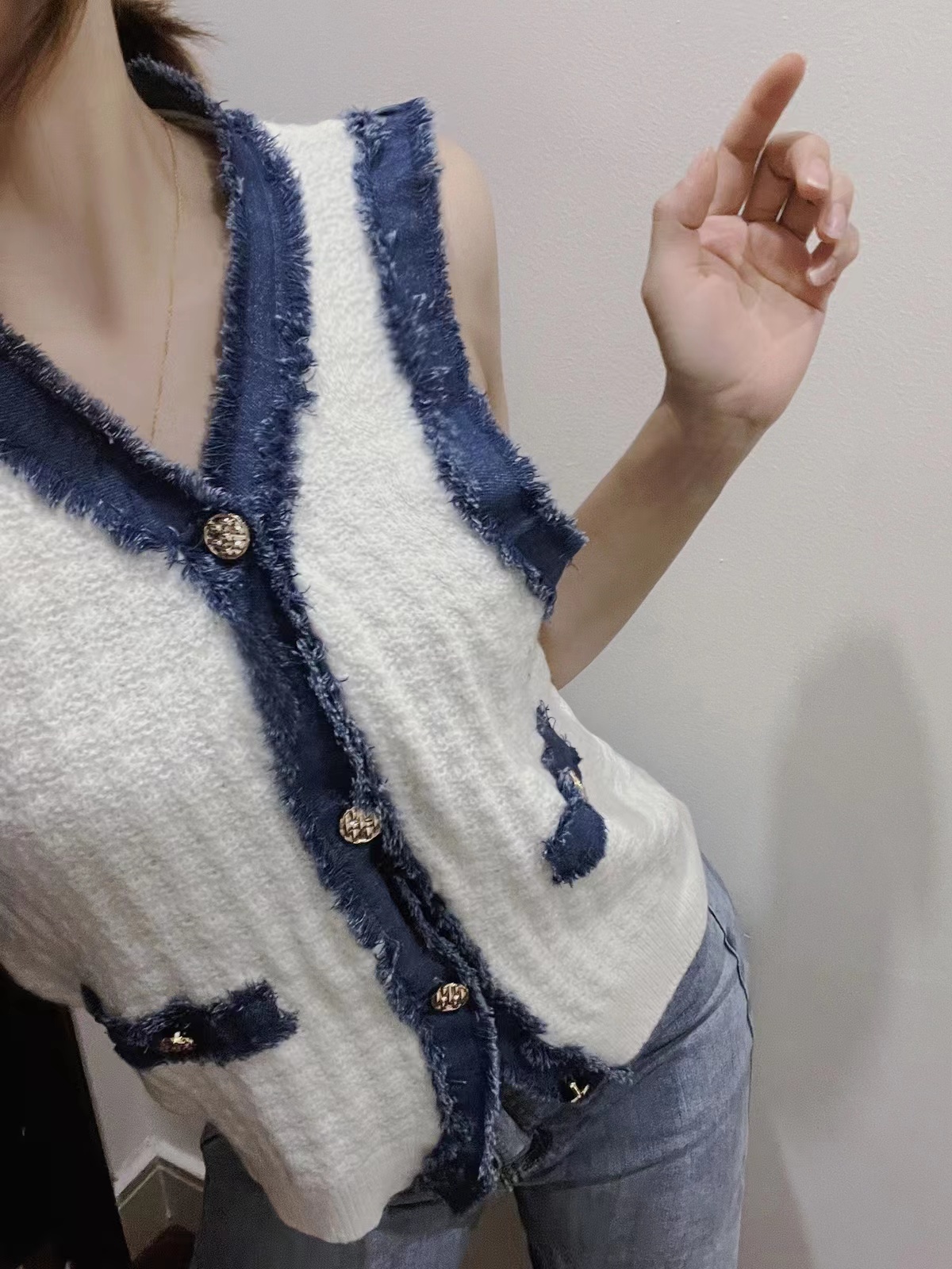早秋小眾法式小香風撞色v領毛衣女2025新款別致坎肩馬甲背心上衣