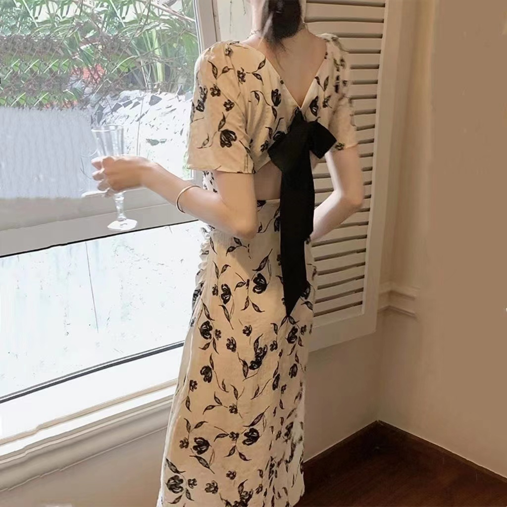 2025 new summer square collar French dress for women with irregular slit meat covering and slimming floral skirt