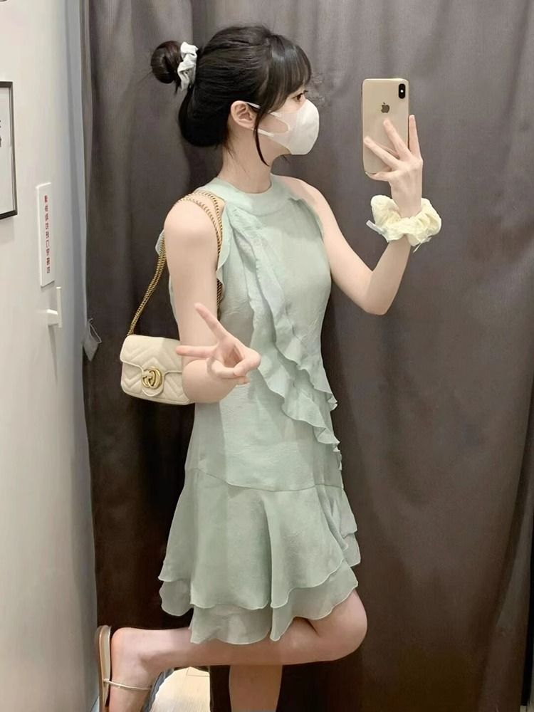 2025 summer new Korean pure and lustful atmosphere and temperament show whiteness and cover the side breasts and shoulders and neck ruffle skirt