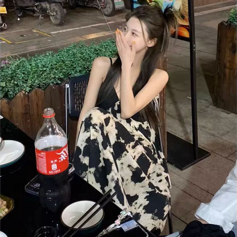 設計感撞色印花吊帶連衣裙女夏季氣質顯瘦休閒度假赫本風V領長裙