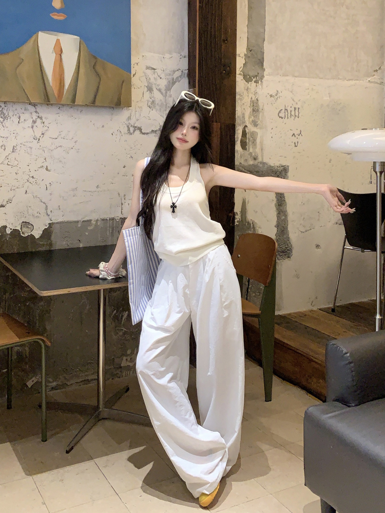 Real shot of hot girl with backless halter neck vest high waist straight-leg casual pants