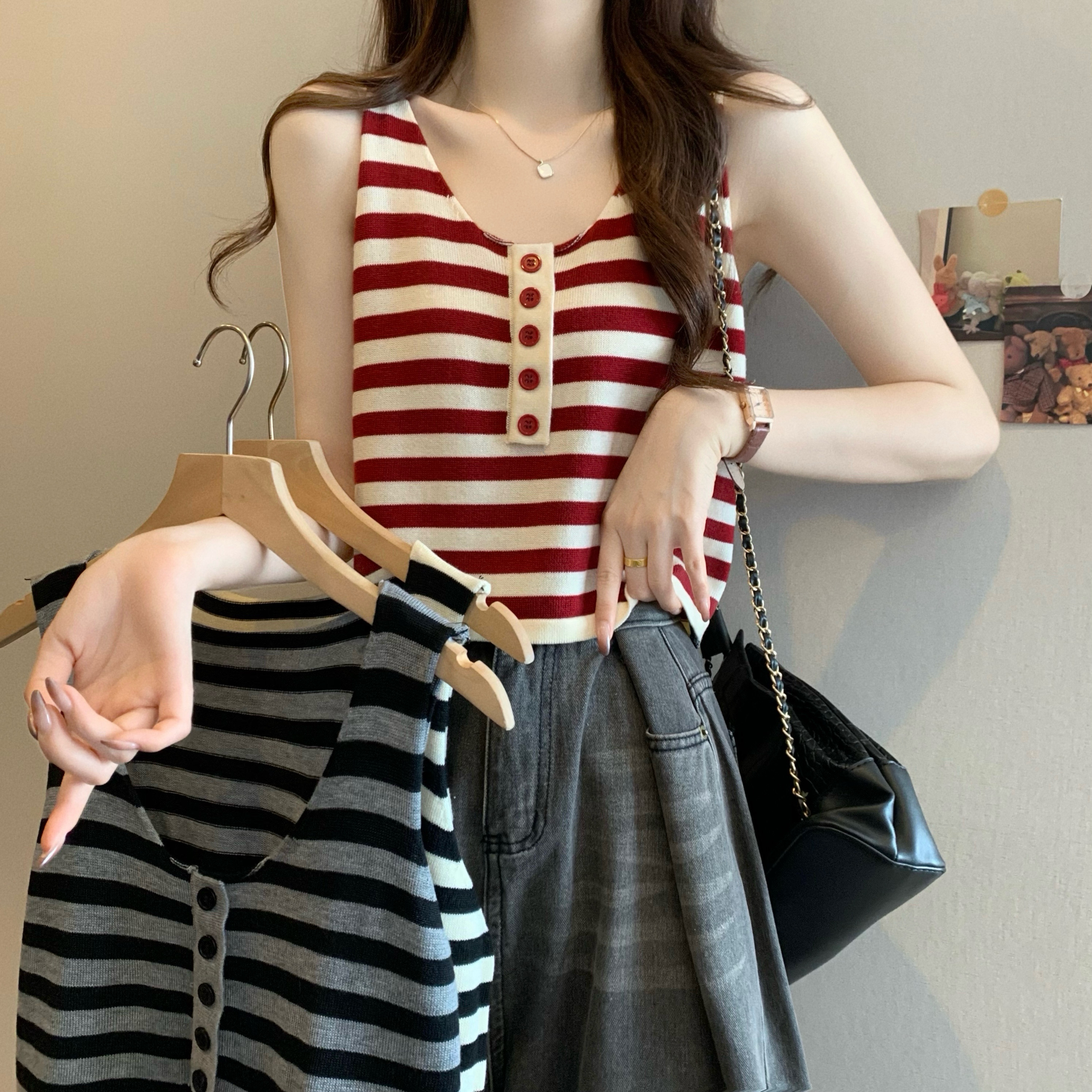 Real shot, new version of retro design, V-neck hollowed-out striped vest