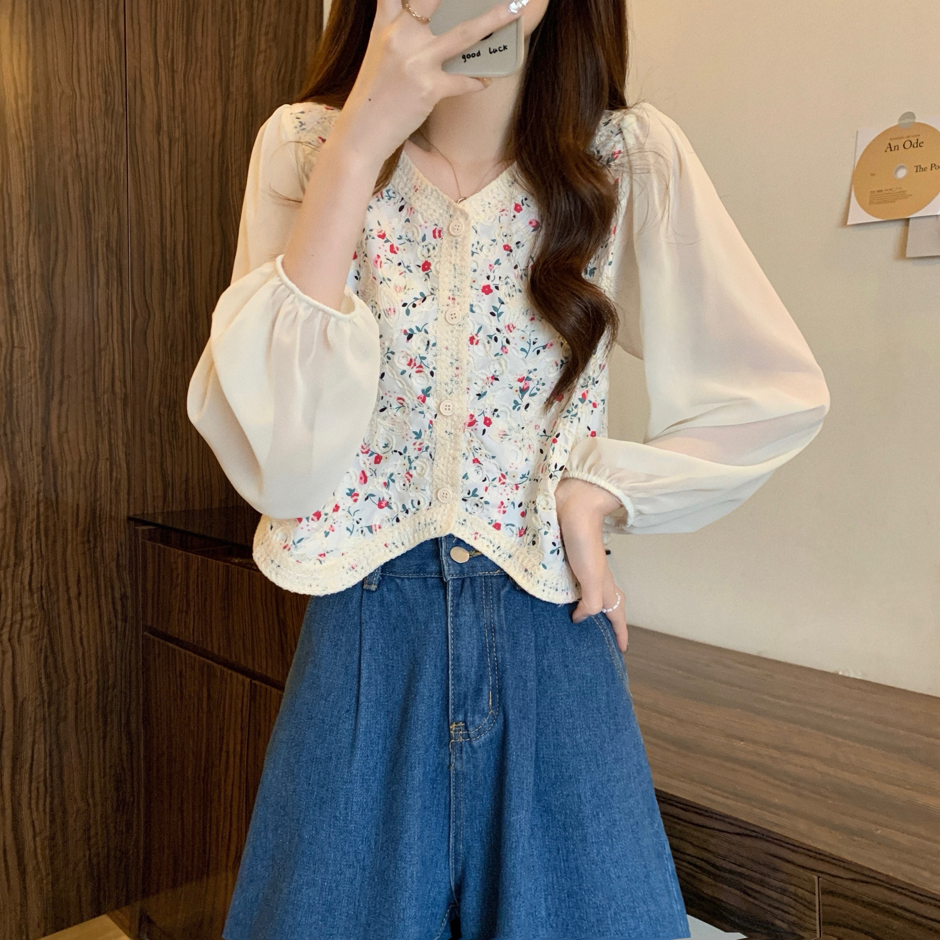 Real shot of the new version of early autumn retro French contrasting color hook flower hollow design knit top