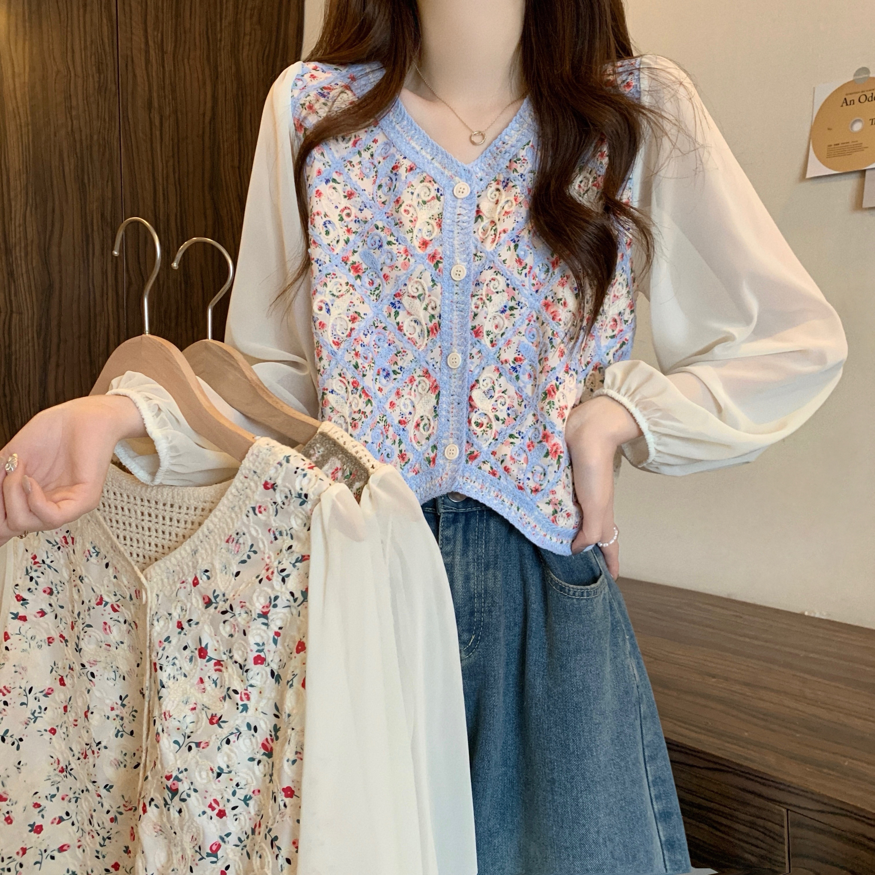 Real shot of the new version of early autumn retro French contrasting color hook flower hollow design knit top