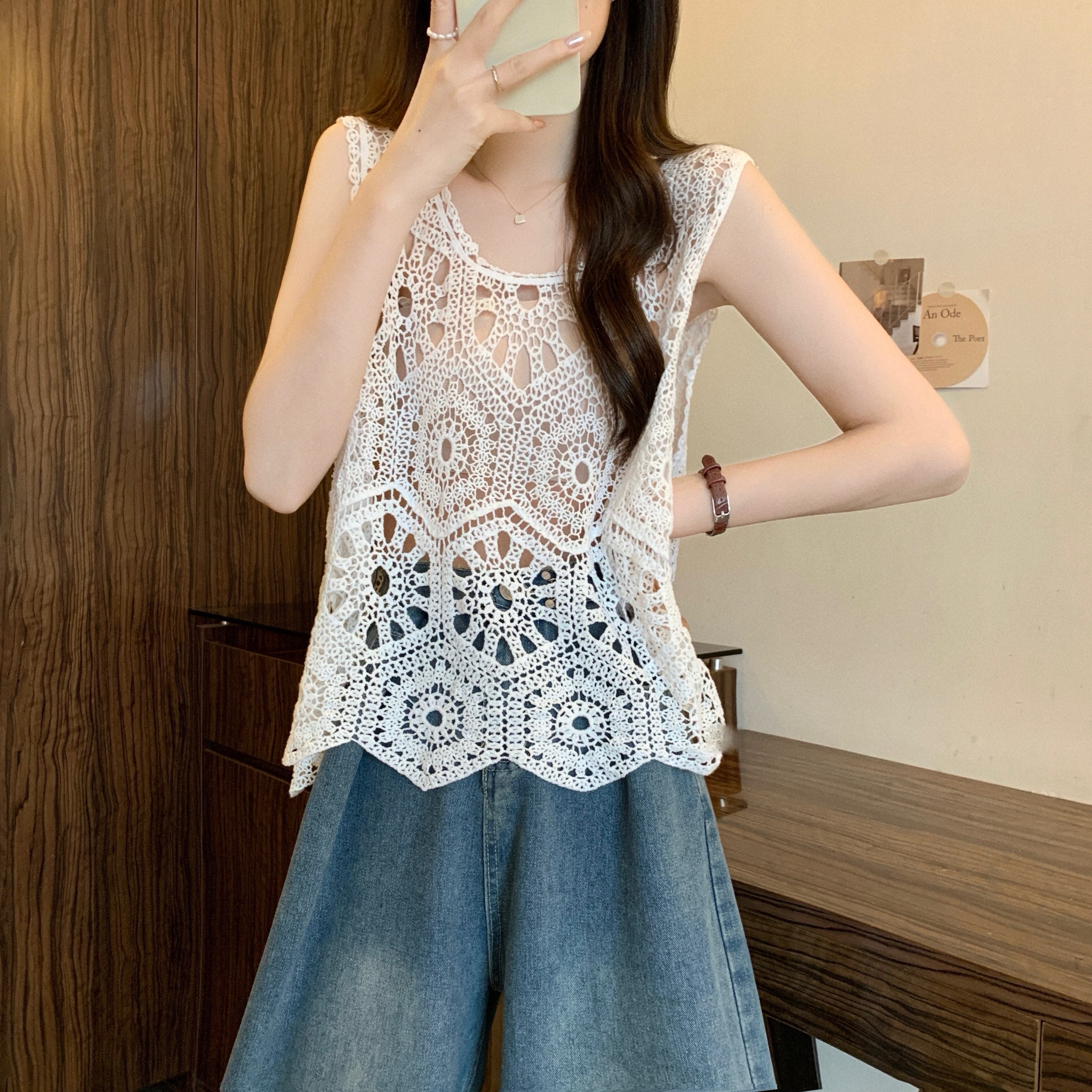 Real shot of the new Korean style design embroidered hollow sleeveless top vest