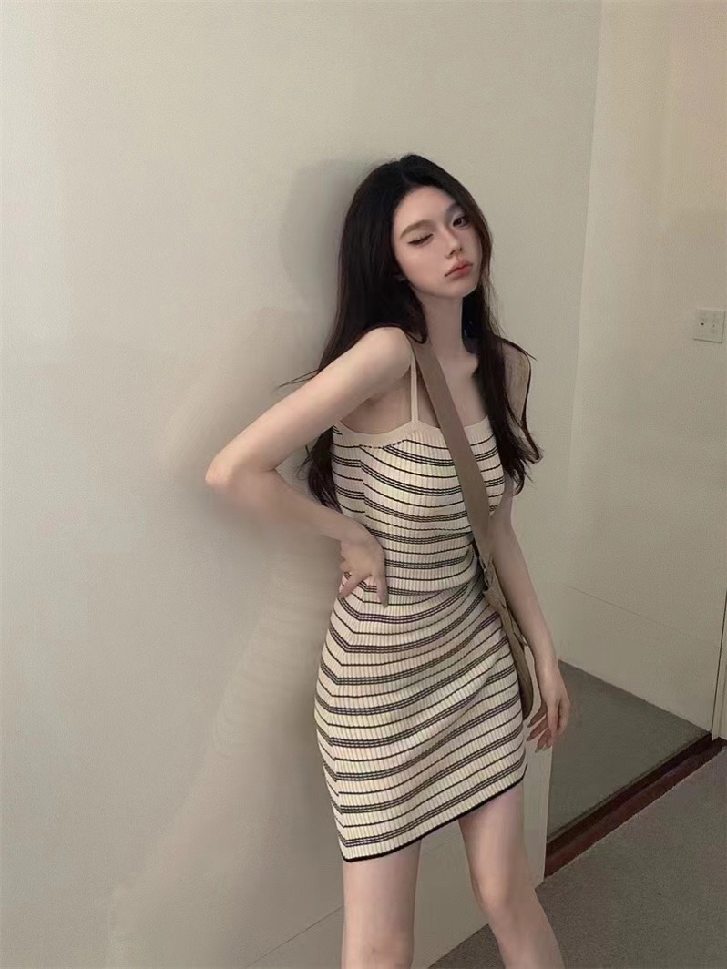 吊帶連衣裙女夏季2025新款條紋中長裙顯瘦收腰針織包臀裙子