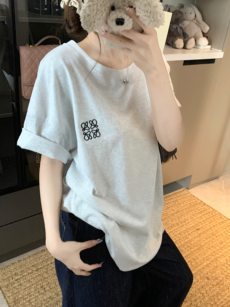 Real shots are simple, loose, slim and lazy casual T