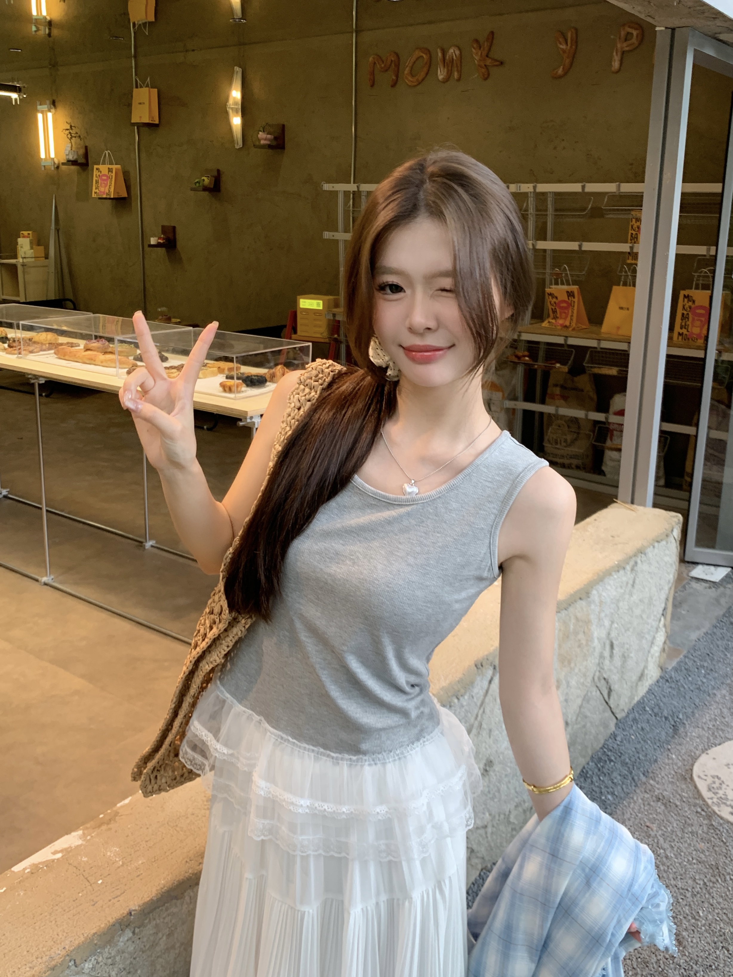 Real shot, new Korean style design, lace spliced ​​lace hem round neck sleeveless vest top for women