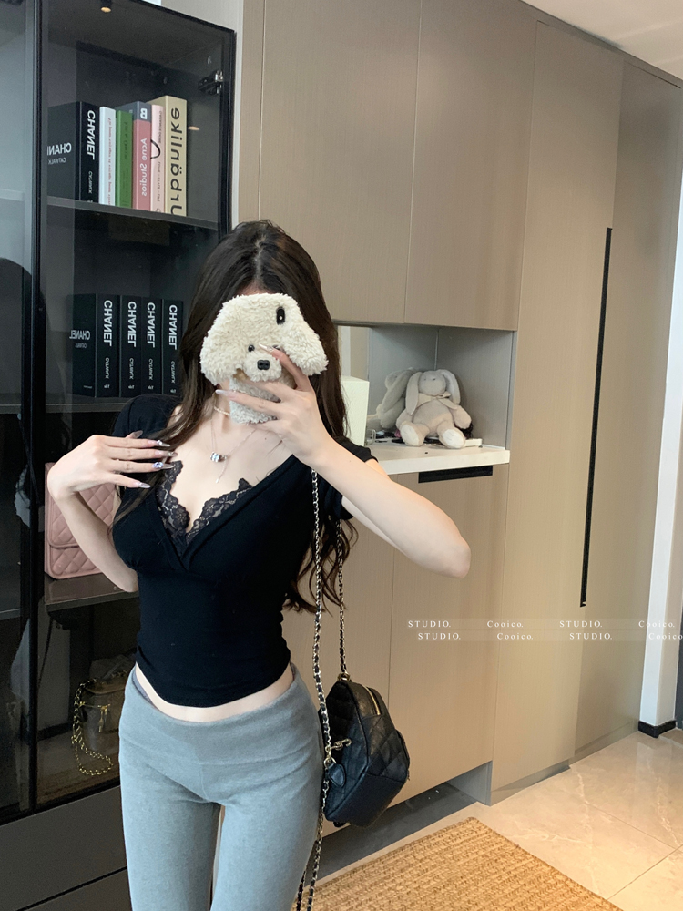 Real shot of lace v-neck splicing design slim hot girl short top
