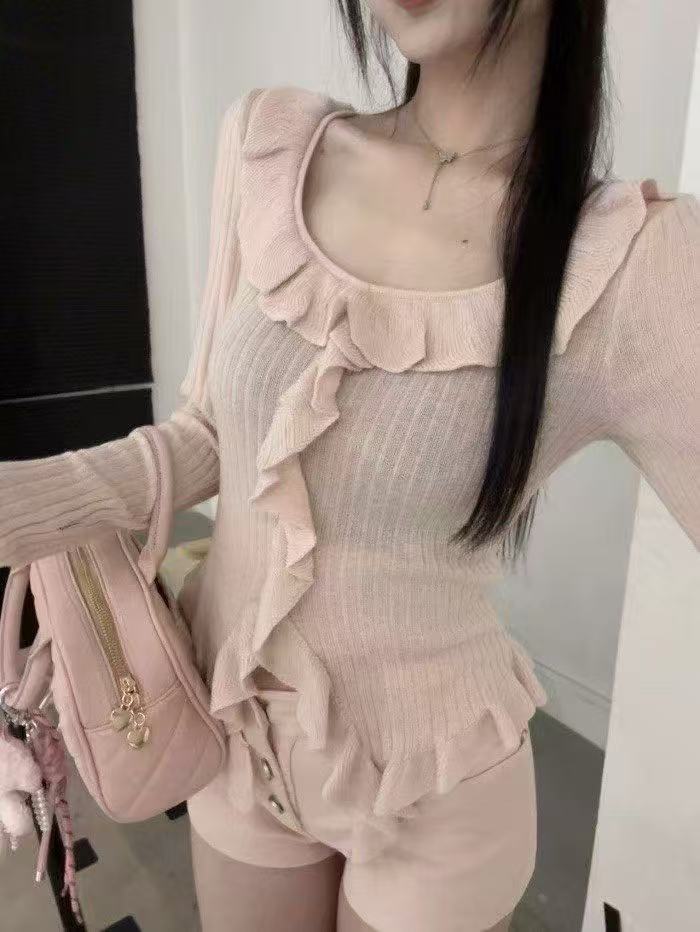 Non-real shots, new spring outfit design, niche ruffle, inside and outside, wearing slim long-sleeved knitted top