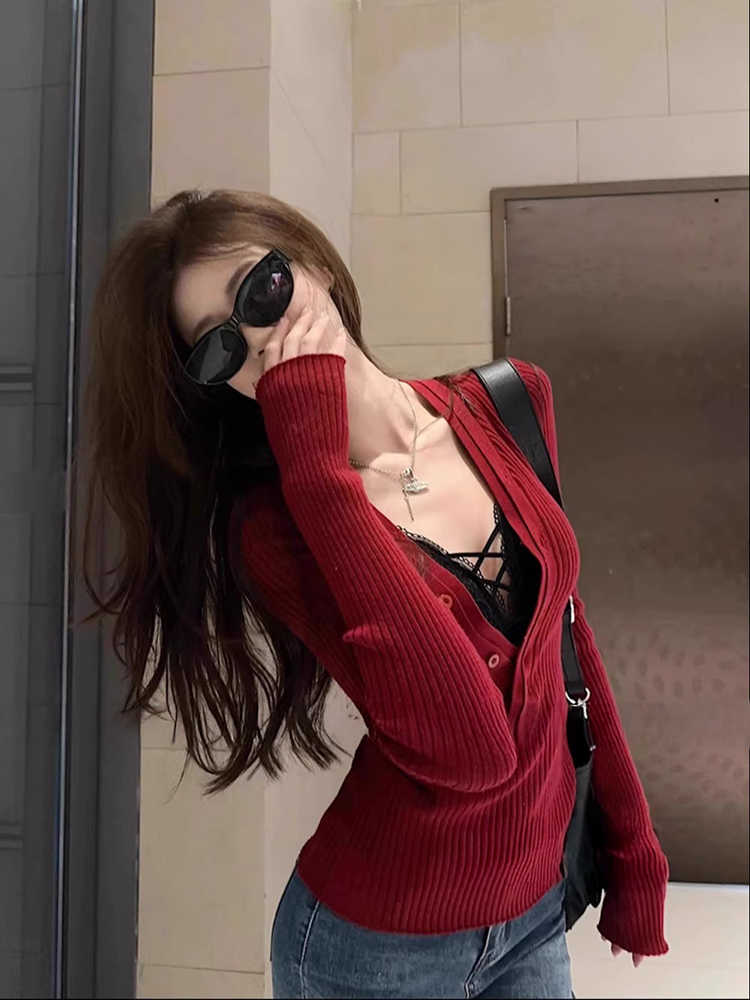 V-neck red sweater sweater and sweater for women in autumn and winter design niche slim and slim and pure inner top base shirt