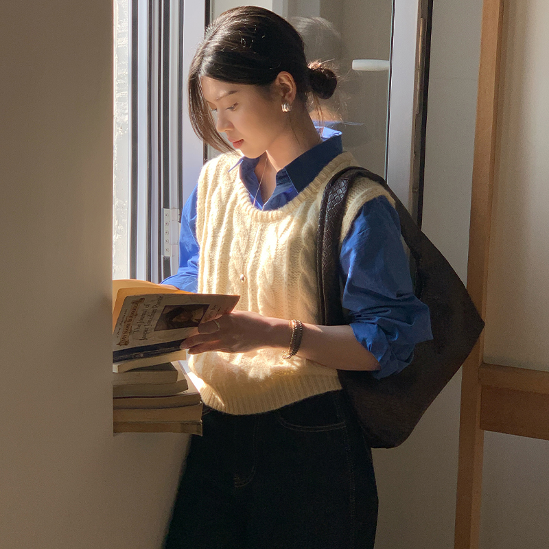 Real photo of apricot-colored crumpled pattern knitted vest for women in spring Korean style layered outside royal blue casual shirt