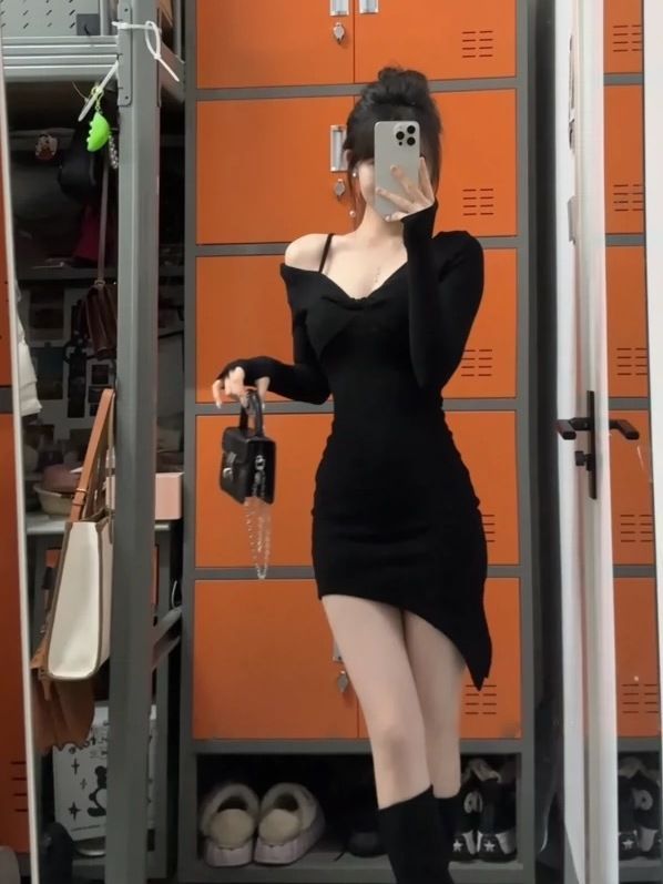 辣妹黑色純欲不規則長袖連衣裙新款秋冬氣質收腰短裙修身顯瘦打底