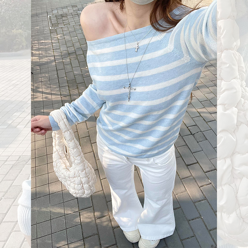 Small blue slanted shoulder sweater for women in spring and summer unique and beautiful small top design niche long-sleeved T-shirt