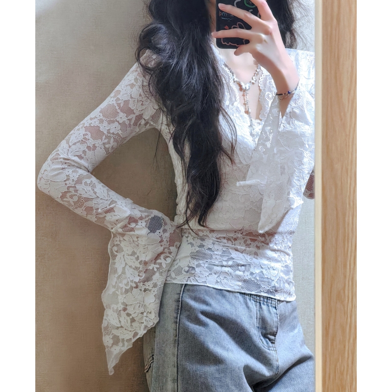 French sexy V-neck white lace base shirt for women's spring clothes new style slim fit inner long-sleeved pure slutty top