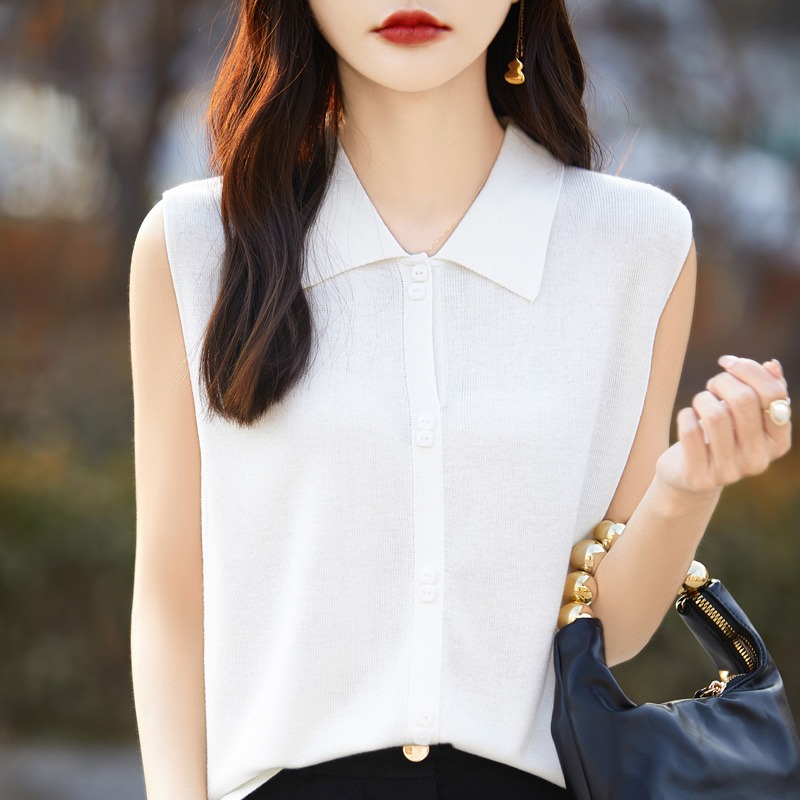 New worsted wool white vest with women's shirt collar and spring and summer outside with sleeveless knit top