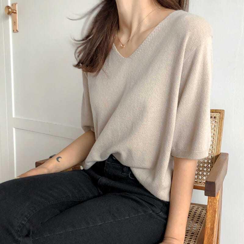 Spring new ice silk sweater for women with 7-quarter sleeves thin summer v-necks, loose bottomed half-sleeved five-quarter top for women