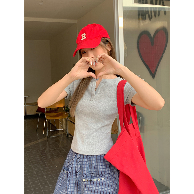 Real shot of Korean high-end slim V-neck front shoulder short-sleeved T-shirt for women 2025 summer new slim short top