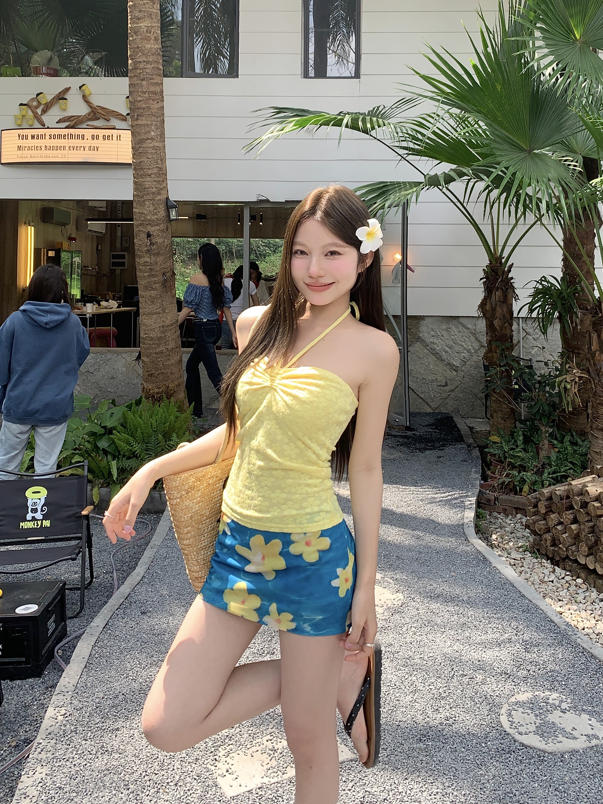 Real shot of sexy hot girl straps and vest slim yellow strapless short top