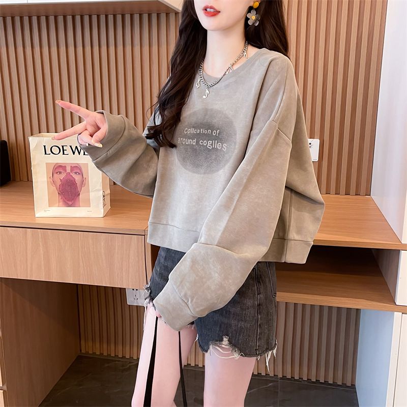 Real photos of Hua Cotton round neck short sweatshirt for women's new spring and autumn fashionable age-reducing loose design top trendy