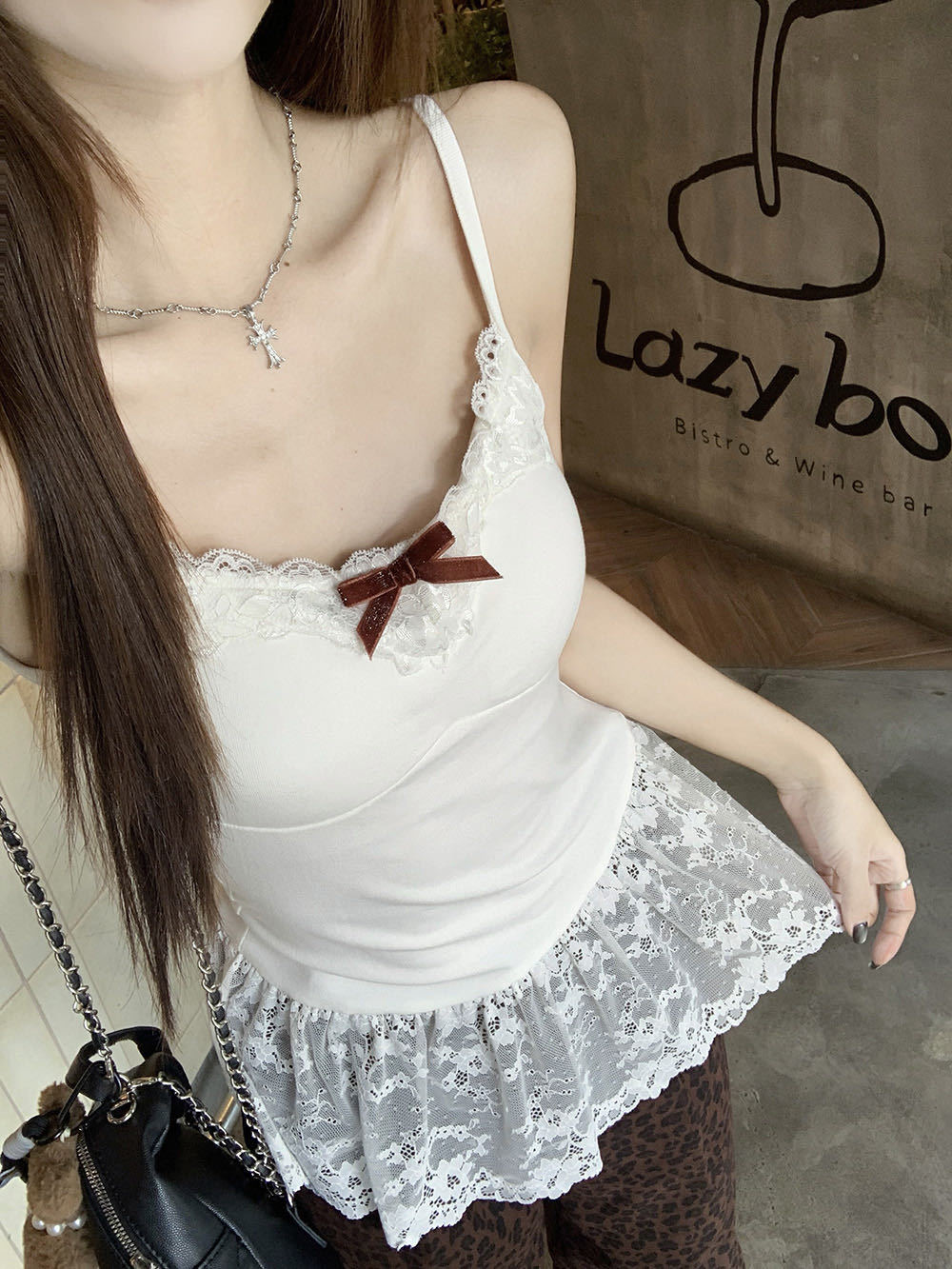 White lace spliced ​​hem bow suspender vest for women in spring and summer wear pure hot girl style slim base shirt