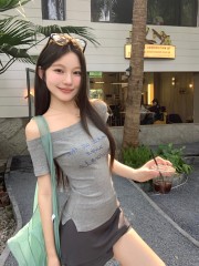 Real shot, design-shoulder-slit printed letters short T-shirt for women + niche short hip-covered skirt