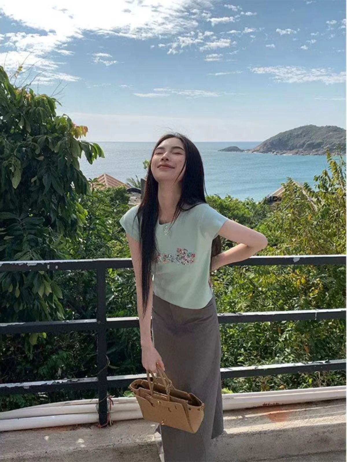 Fashionable letters, heavy industry embroidery, versatile and outstanding sweater, women's round neck slim short top