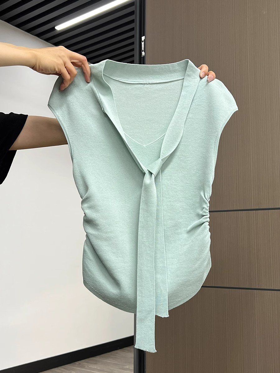 Sleeveless clear water blue streamer V-neck pleated sweater for women in spring and summer wear with small slim temperament and beautiful top