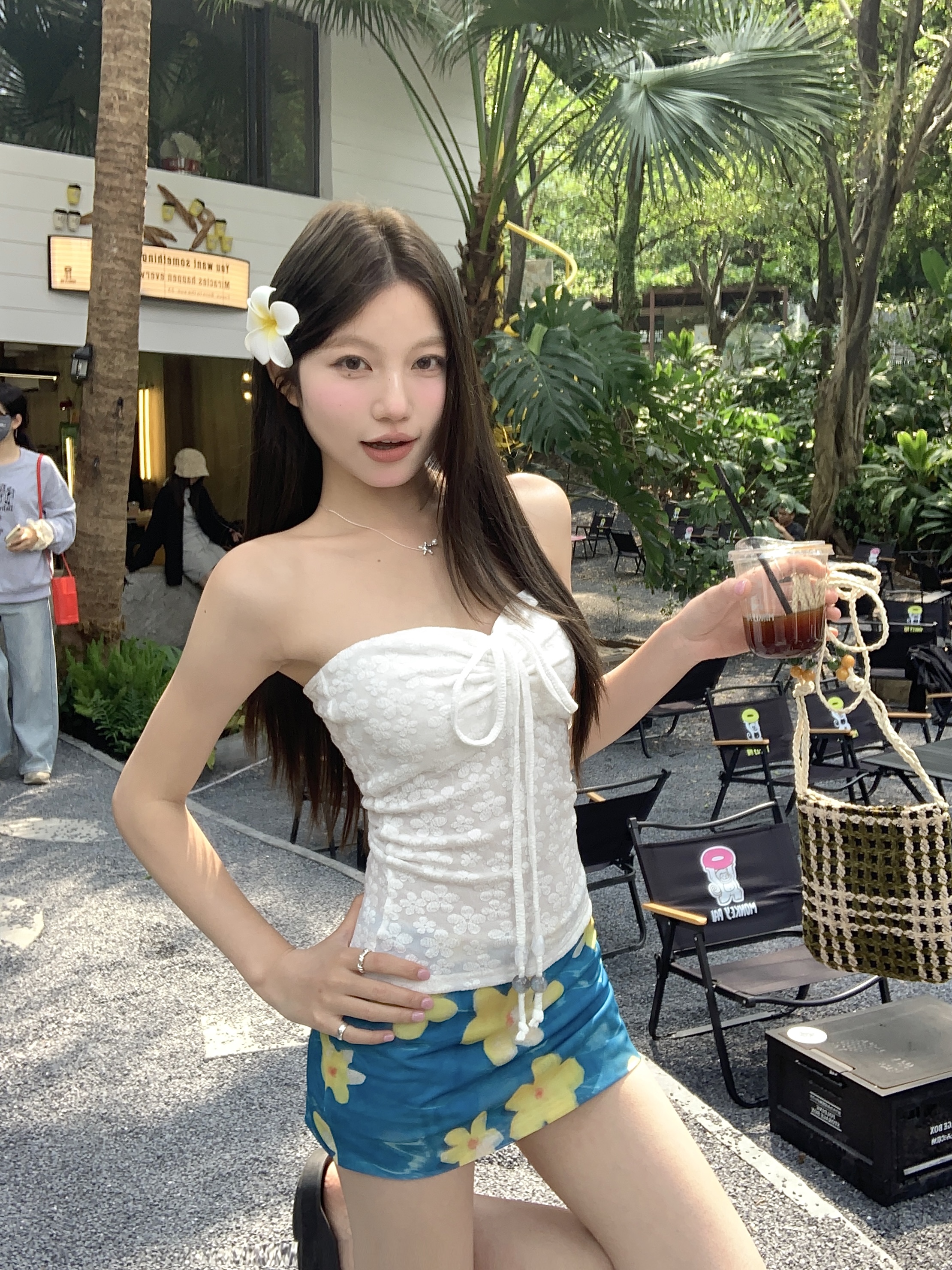 Real shot of sexy hot girl straps and vest slim yellow strapless short top