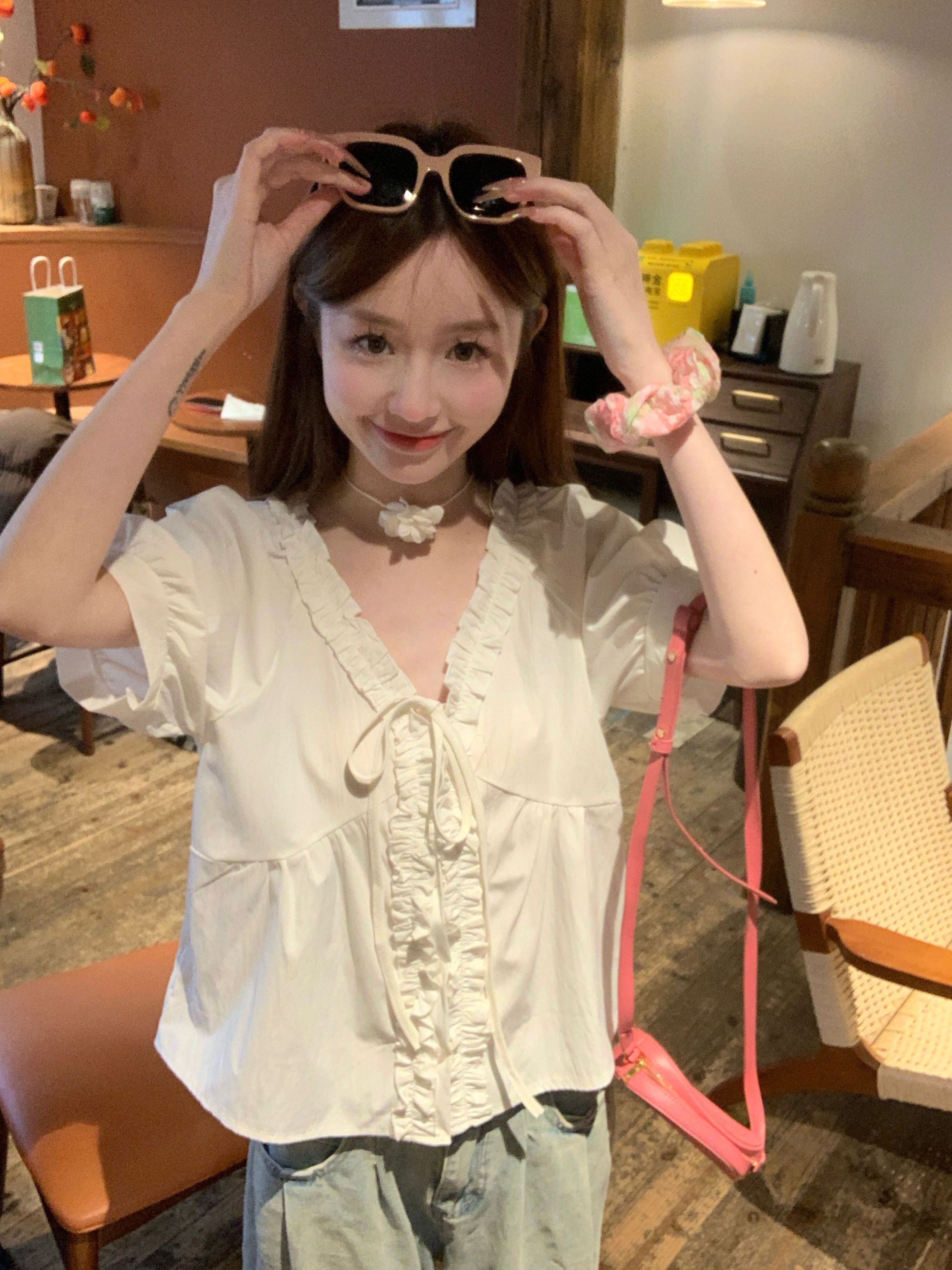 Real shot 2025 summer new French retro gentle sweet V-neck lace-up single-breasted short-sleeved shirt for women