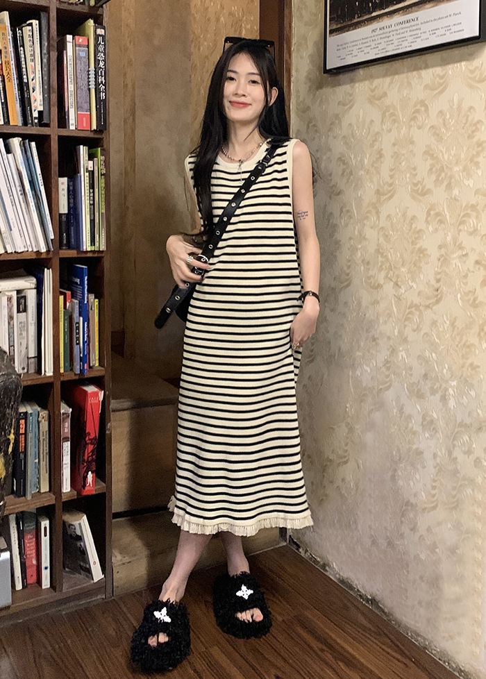Real shot~ Spring and summer new contrasting striped sleeveless knitted vest skirt makes it look slim and loose tassel long skirt for women