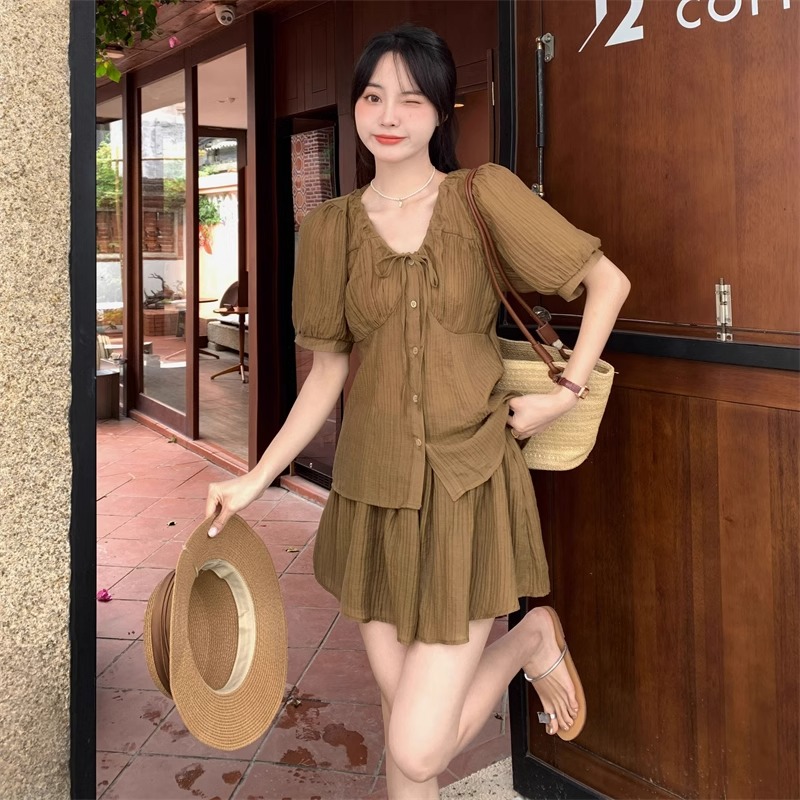 Original workmanship 2025 fashionable loose age-reducing brown V-neck short-sleeved thin top shorts two-piece set