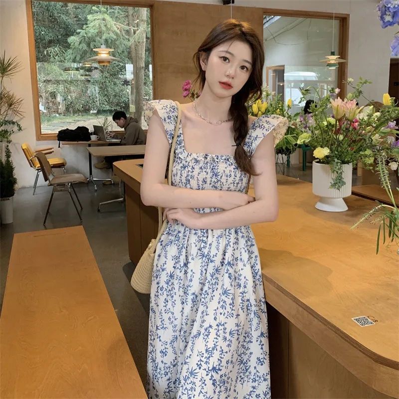 小飛袖連衣裙夏季新款小清新法式溫柔背帶裙修身高腰顯瘦中長裙