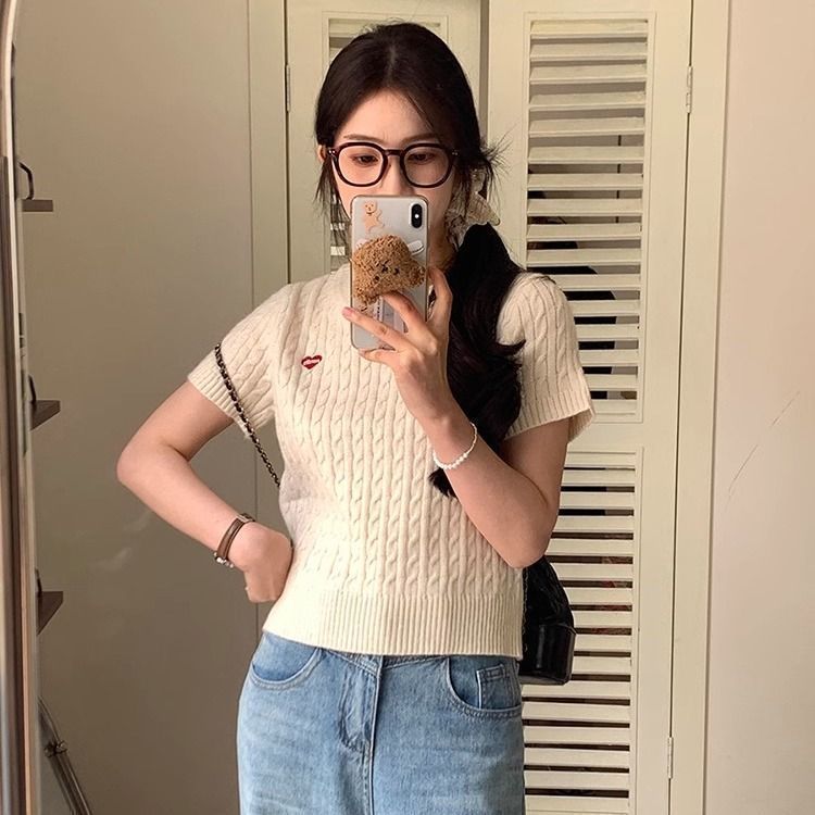 Round neck short-sleeved retro twist small love sweater for women in summer new college style age-reducing versatile top