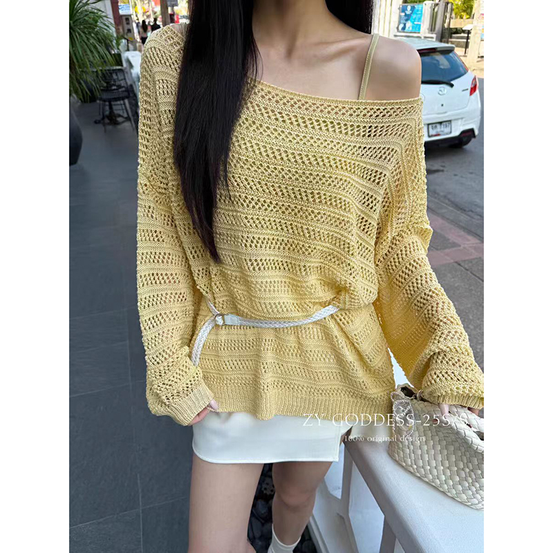 Korean holiday style hollow off-shoulder sunscreen blouse for women in early spring new design with one-length neck covering belly slimming top