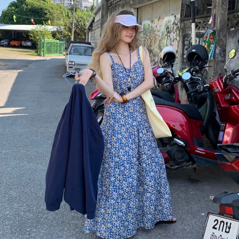A slightly fat girl on the beach vacation style blue floral skirt with niche sleeveless fresh and slim fairy-like long skirt