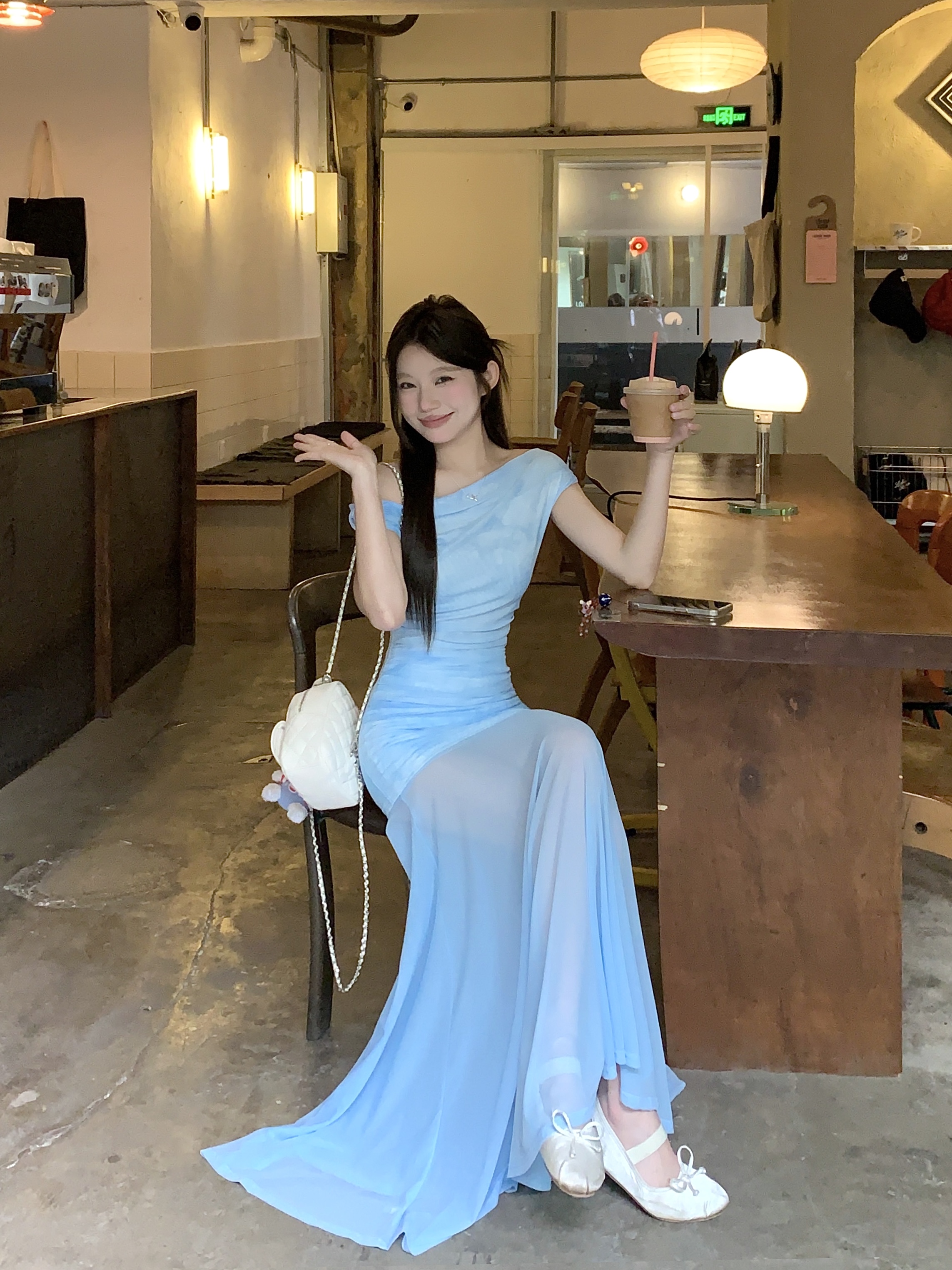 Real shot of salt tea blues French off-shoulder atmosphere slightly transparent A-line tulle suit skirt