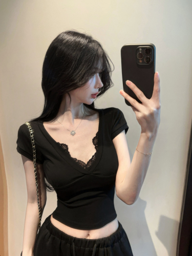 Real shot of sexy pure V-neck lace spliced ​​short-sleeved T-shirt for women with niche hot girls slim shoulder short top