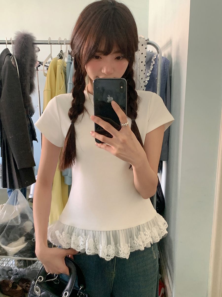 White lace spliced ​​short-sleeved T-shirt for women in summer design niche and fashionable slim base shirt small flying sleeve top