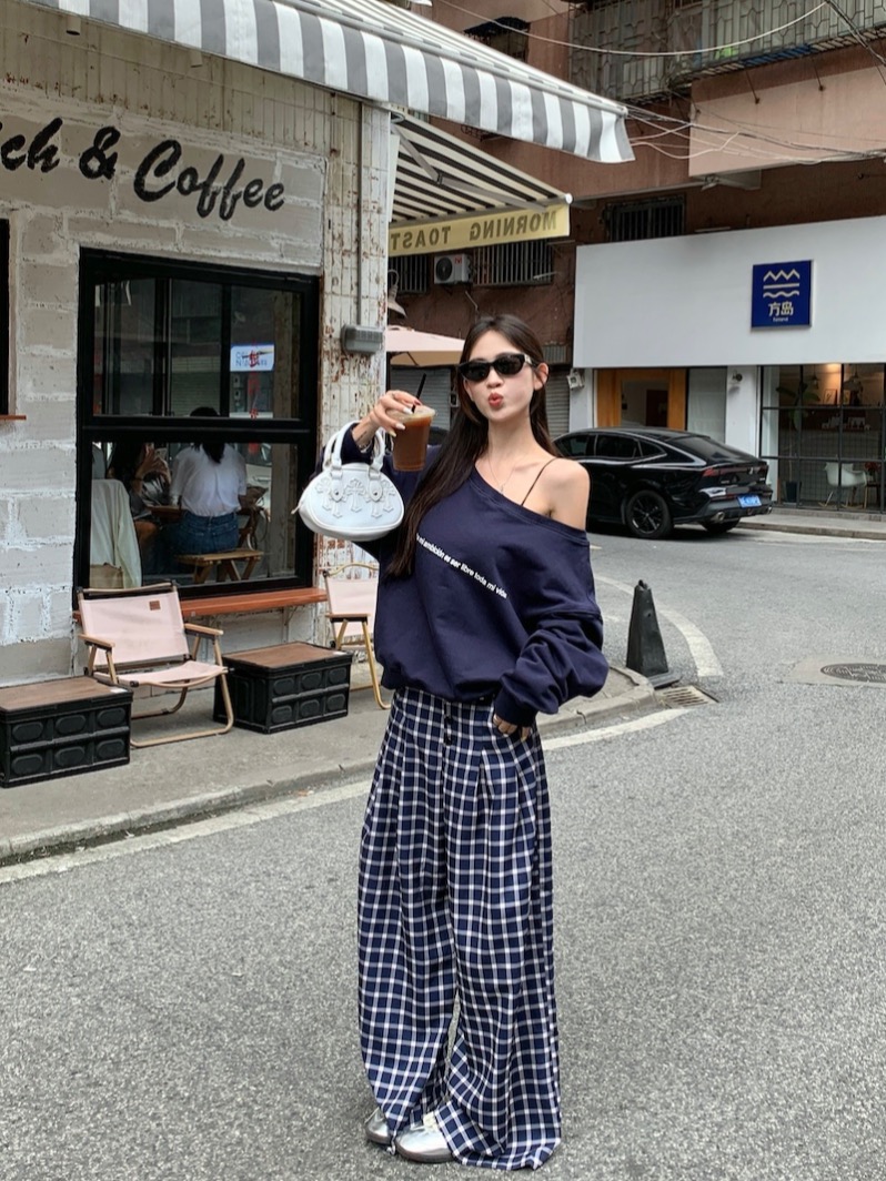 Real photo of navy blue off-shoulder sweatshirt jacket early autumn new sun protection top set