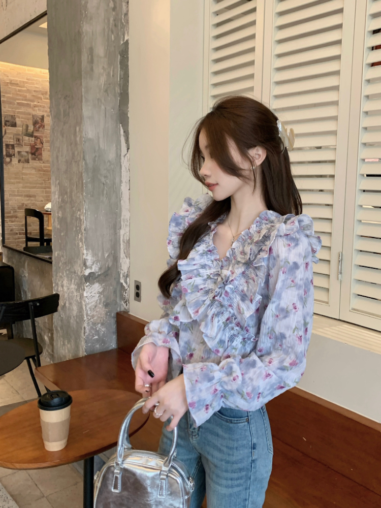 Real shot of 2025 spring and summer V-neck temperament ruffled top for women loose thin blue printed chiffon shirt