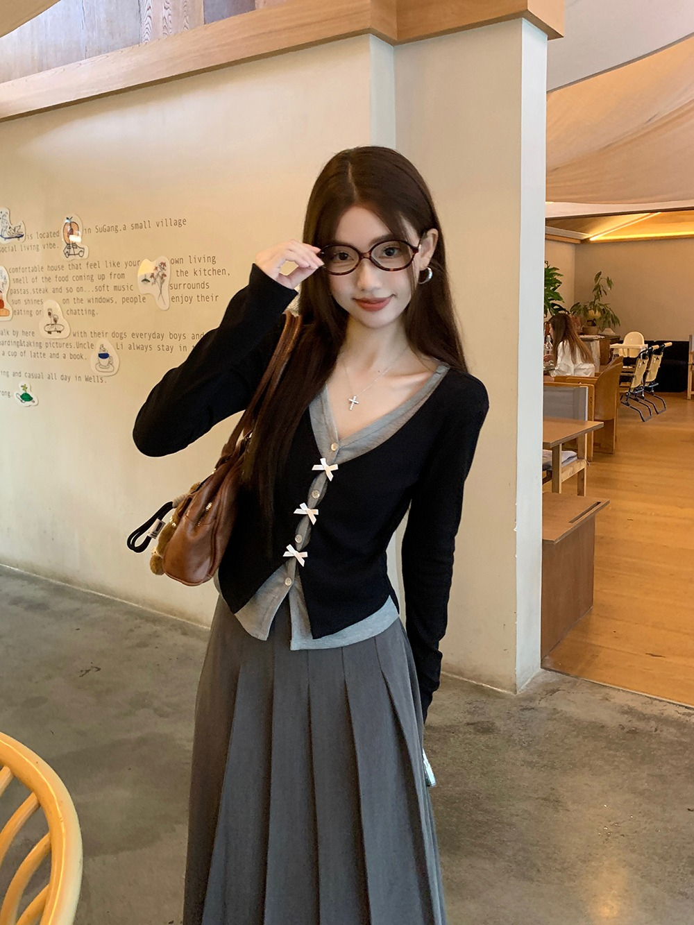 2025 early autumn holiday two-piece contrasting color splicing V-neck long-sleeved T-shirt for women with bow slim fit and versatile short top