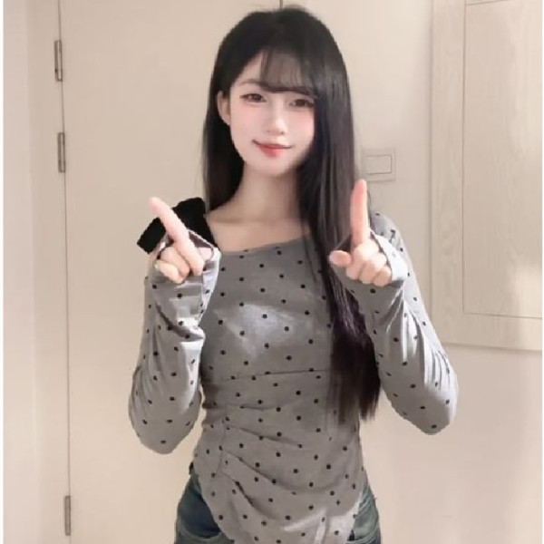 Pure Gray Polka Dot Off-shoulder T-shirt for Women in Early Spring Design Irregular Base Shirt Sweet and Spicy Off-shoulder Short Top